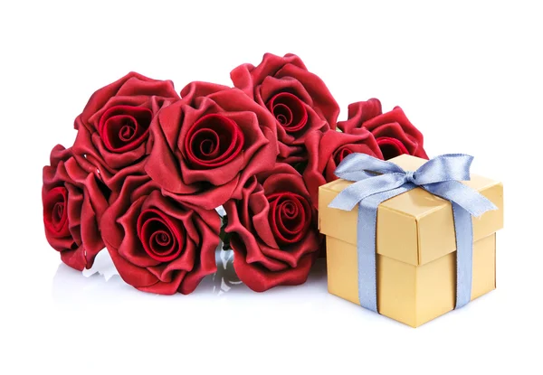 Flores vermelhas e caixa de presente — Fotografia de Stock