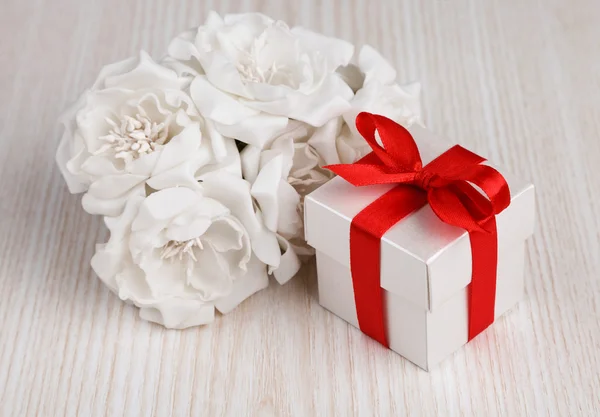 Fiori bianchi e confezione regalo — Foto Stock