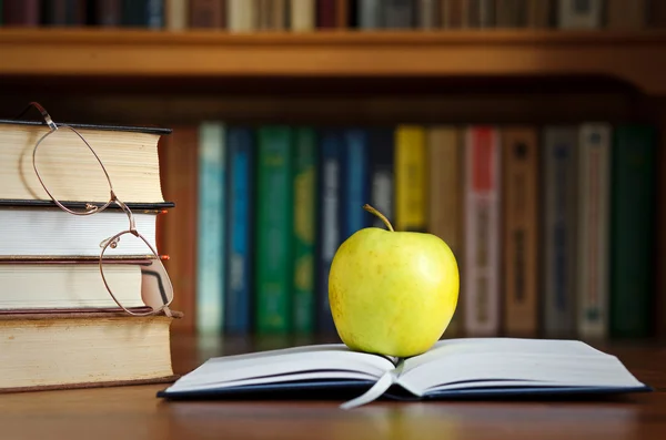 Πράσινο μήλο για το ανοιχτό βιβλίο — Φωτογραφία Αρχείου