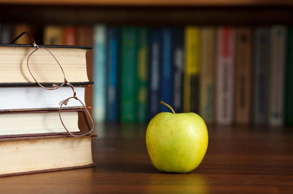 Grönt äpple på bordet — Stockfoto