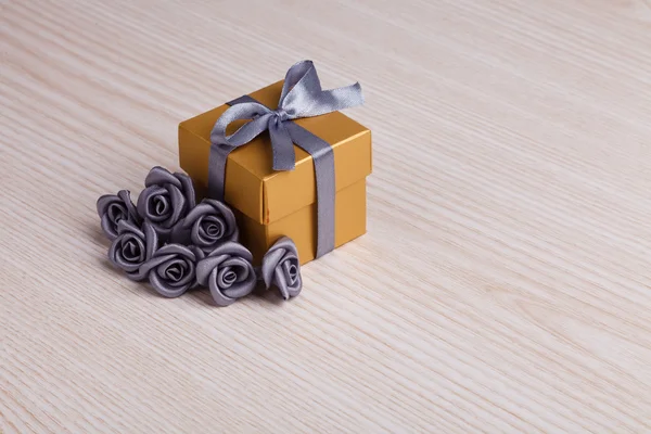 Blumen und Geschenkbox — Stockfoto