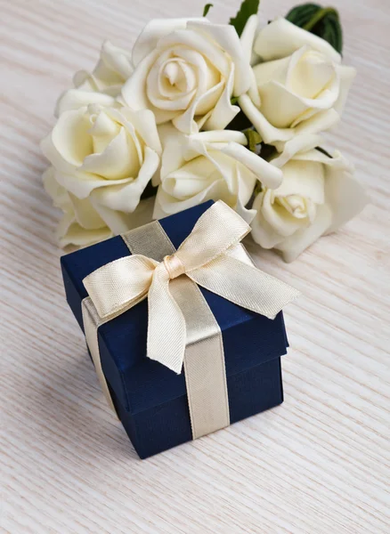 White roses and blue gift box — Stock Photo, Image