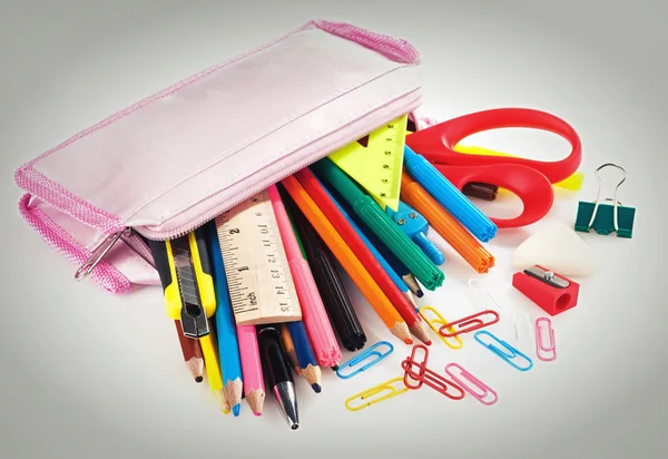 Caixa de lápis cheia de suprimentos — Fotografia de Stock