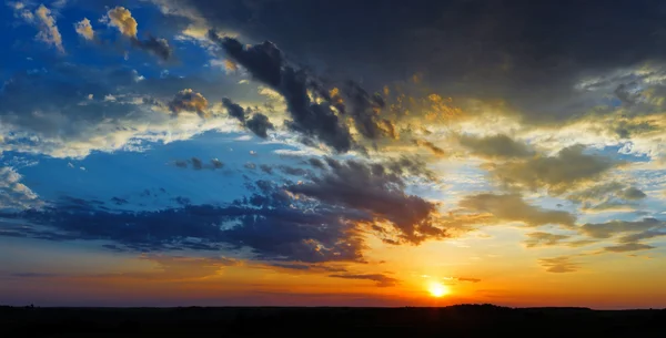 Sommar solnedgång himlen — Stockfoto