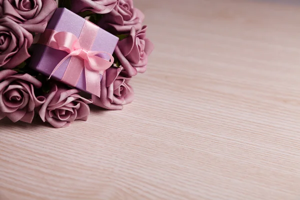 Purple roses and gift box — Stock Photo, Image