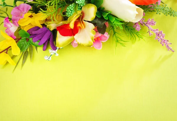 Arrangement floral sur fond jaune — Photo