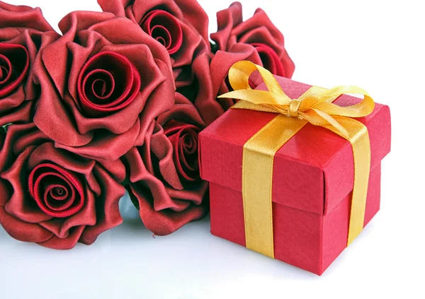 Flores rojas y caja de regalo —  Fotos de Stock