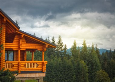 Dağlardaki ahşap kulübe.  