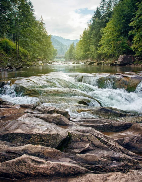 Zomer berg rivier watervallen — Stockfoto