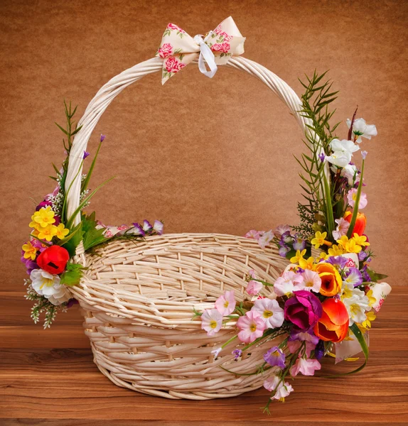 Košík zdobený květy — Stock fotografie