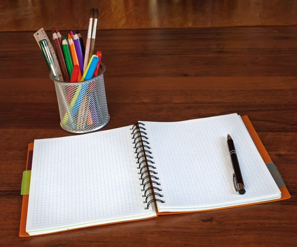 Ανοιχτό σημειωματάριο στο τραπέζι — Φωτογραφία Αρχείου