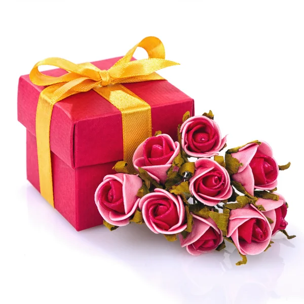 Red flowers and gift box — Stock Photo, Image