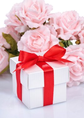 Pembe çiçek ve hediye kutusu