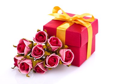 Kırmızı çiçek ve hediye kutusu 