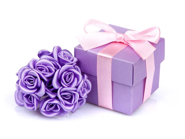 Violette Blumen und Geschenkbox — Stockfoto