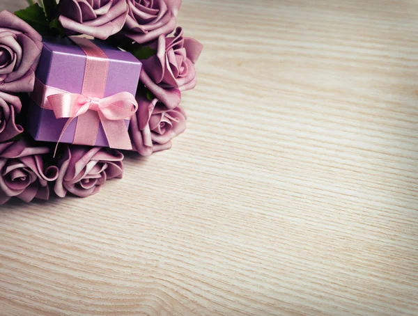 Rosas roxas e caixa de presente — Fotografia de Stock