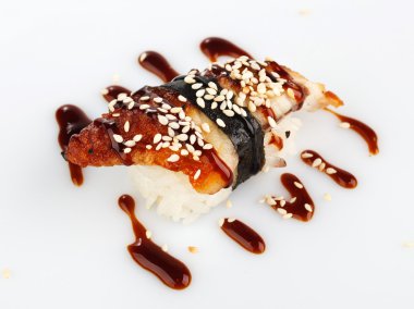 Nigiri suşi sos ile