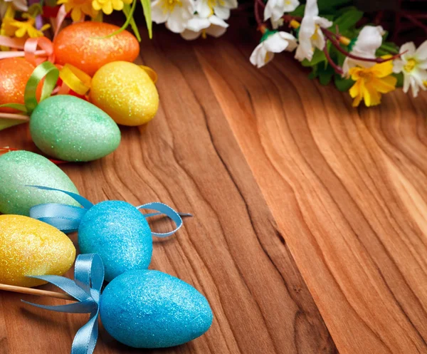 Организация пасхальных цветов и разноцветные яйца — стоковое фото