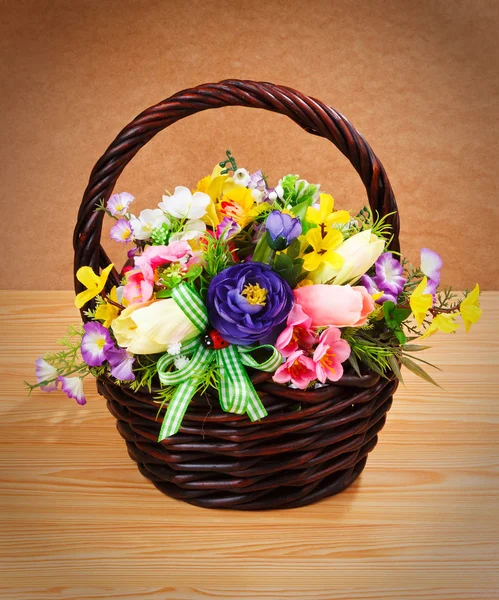 Belles fleurs dans un panier — Photo