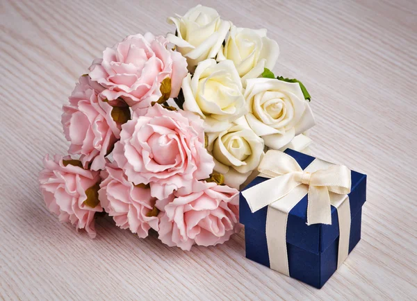 Roses and blue gift box — Stock Photo, Image