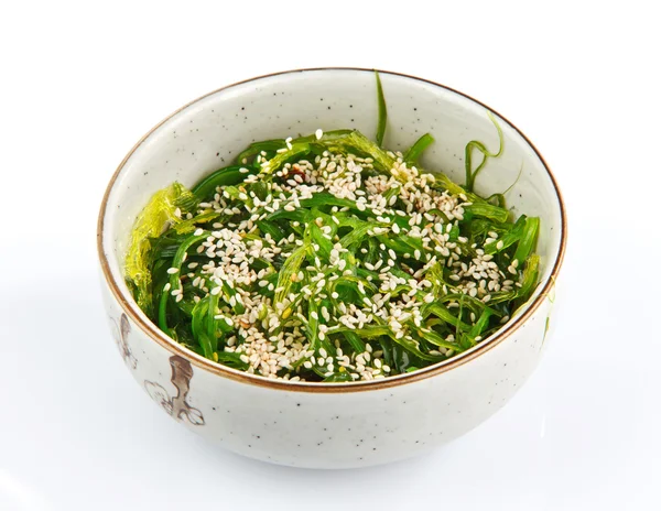 Салат из водорослей в миске — стоковое фото