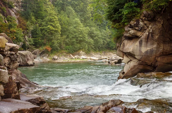 Горная река со скалами — стоковое фото