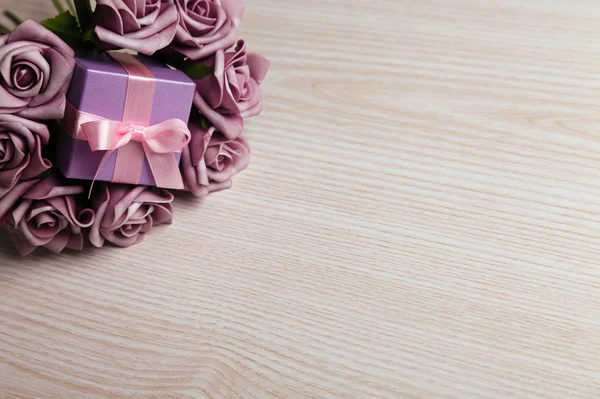 Roses violettes et coffret cadeau — Photo
