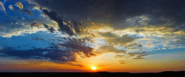 Obloha při západu slunce mraky panorama — Stock fotografie