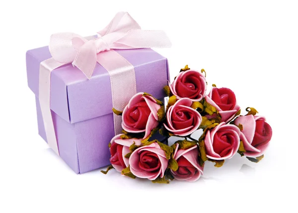 Kırmızı çiçekler ve mor hediye kutusu — Stok fotoğraf