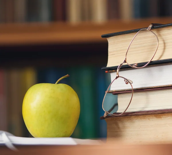 Brille auf den Büchern — Stockfoto