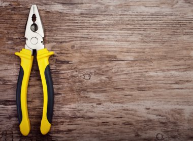 Ahşap doard üzerinde Handtool pense