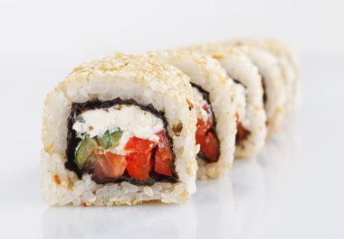 geleneksel taze Japon suşi rulo