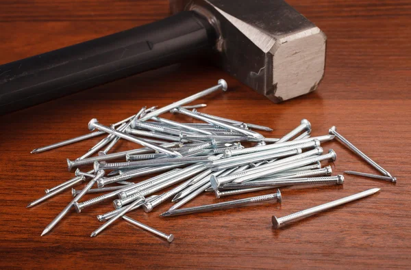 Hammer and nails on board — Stock Photo, Image