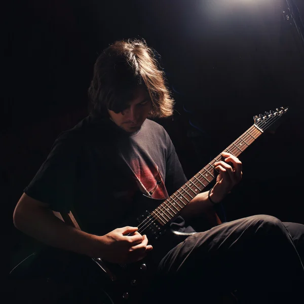Jovem guitarrista tocar guitarra — Fotografia de Stock