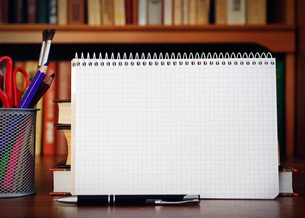 Caderno aberto com papelaria de escritório — Fotografia de Stock