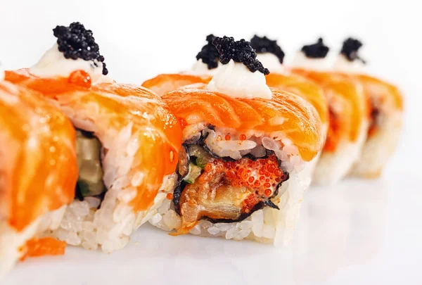 Hagyományos friss japán sushi tekercs — Stock Fotó