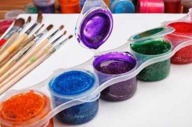 Boya fırçaları ile açılan boya kovaları