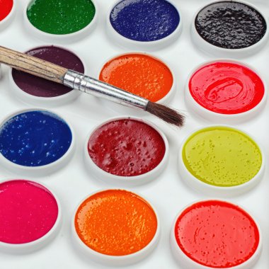 suluboya boya fırçası ile