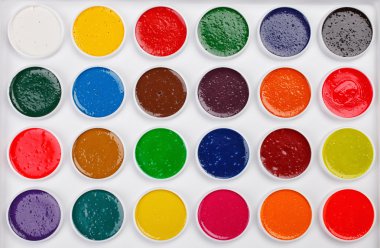 Renkli aquarelle boyalar