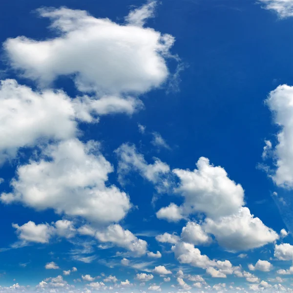 Cielo azul con nubes — Foto de Stock