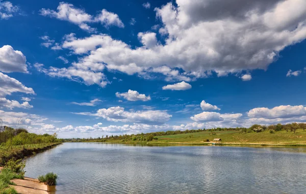 Landskap under blå himmel — Stockfoto