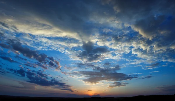 Wunderschöne Landschaft bei Sonnenuntergang — Stockfoto