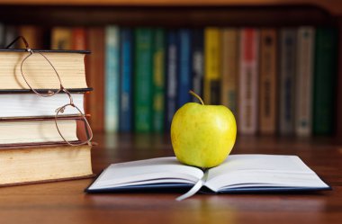 Apple açık kitap üzerine