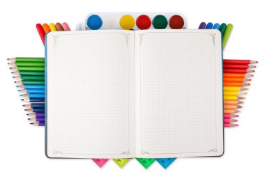 Defter ve üzerinde beyaz izole parlak okul Kırtasiye