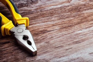 ahşap arka plan üzerinde multitool pense