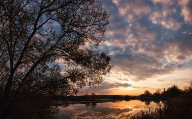 Gün batımı göl manzara üzerinde