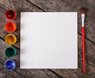 Boyalar, boya ve fırça boş beyaz kağıt levha ile için