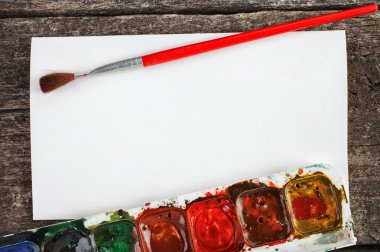 Boyalar, boya ve fırça boş beyaz kağıt levha ile için