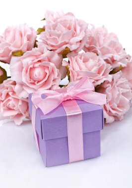 Pembe çiçek ve hediye kutusu