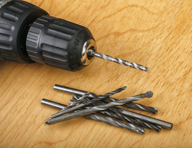 Elektrikli matkap ve vidalar